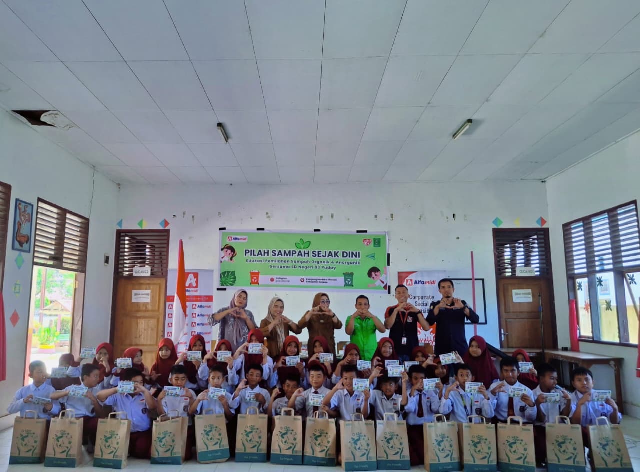 Alfamidi Edukasi Puluhan Siswa SD di Kendari Terkait Pemilahan Sampah