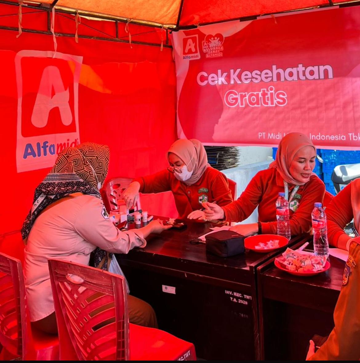 Cek Kesehatan Gratis Warnai Grand Opening Alfamidi Tirawuta Kolaka Timur