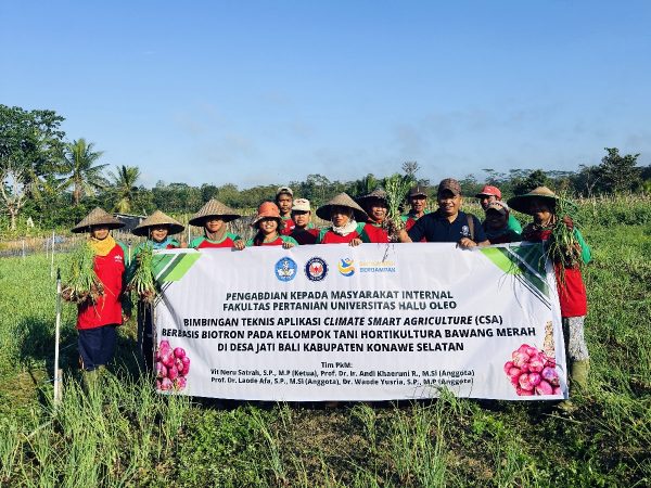 Hadapi Perubahan Iklim, Dosen Fakultas Pertanian UHO Latih Petani Bawang Merah Terapkan Teknologi Biotron Berbasis Climate Smart Agriculture