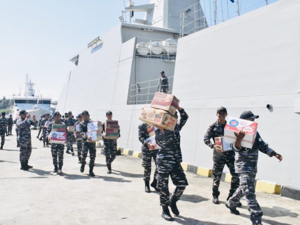 Dari Kendari untuk NTT, KRI Bung Hatta-370 Angkut Ribuan Paket Bantuan Kemanusiaan
