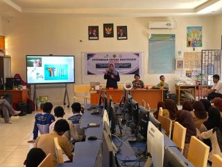 Hebat! Dosen UMW Kendari Kembangkan Termometer Bersuara Tiga Bahasa, Siswa SMKN 6 Antusias Mencoba