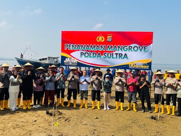 Polda Sultra Gerak Cepat Implementasikan Quick Wins Kapolri, 150 Mangrove Ditanam di Teluk Kendari