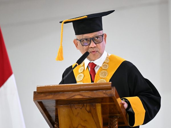 Wisuda 735 Lulusan, Rektor UHO Tekankan Integritas dan Kemampuan Beradaptasi